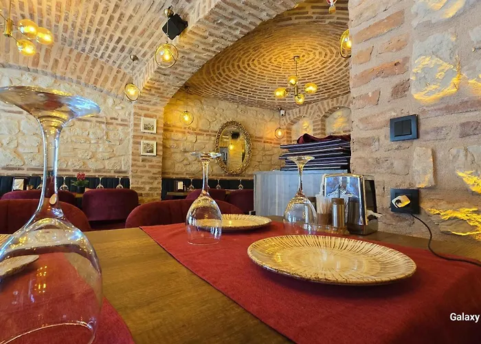 Hotel near College: Safir Gold Hotel
